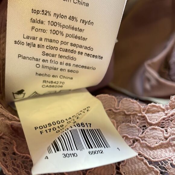 ✨DAVID'S BRIDAL Quartz Lavender short lace and mesh dress with illusion neckline - Picture 8 of 8